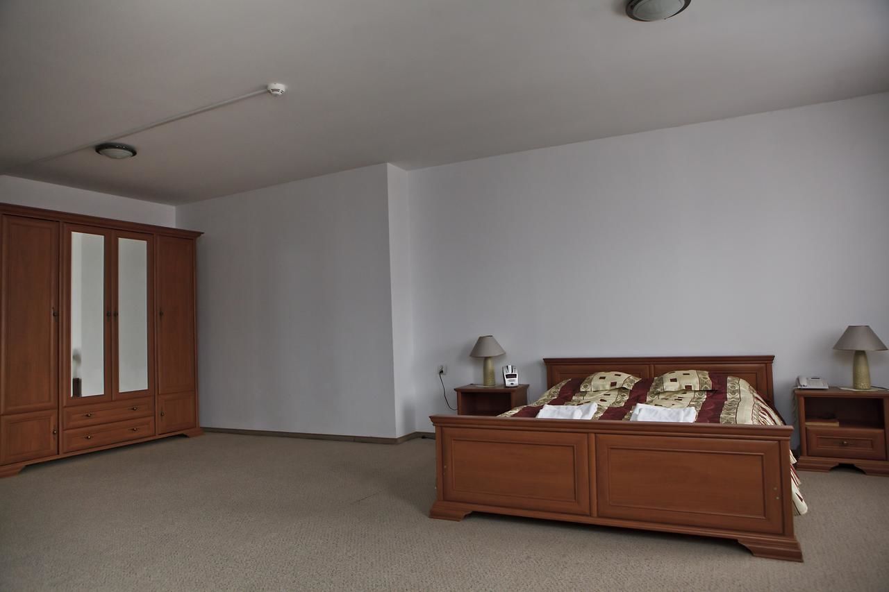 Отель Hotel Laworta Устшики-Дольне-47